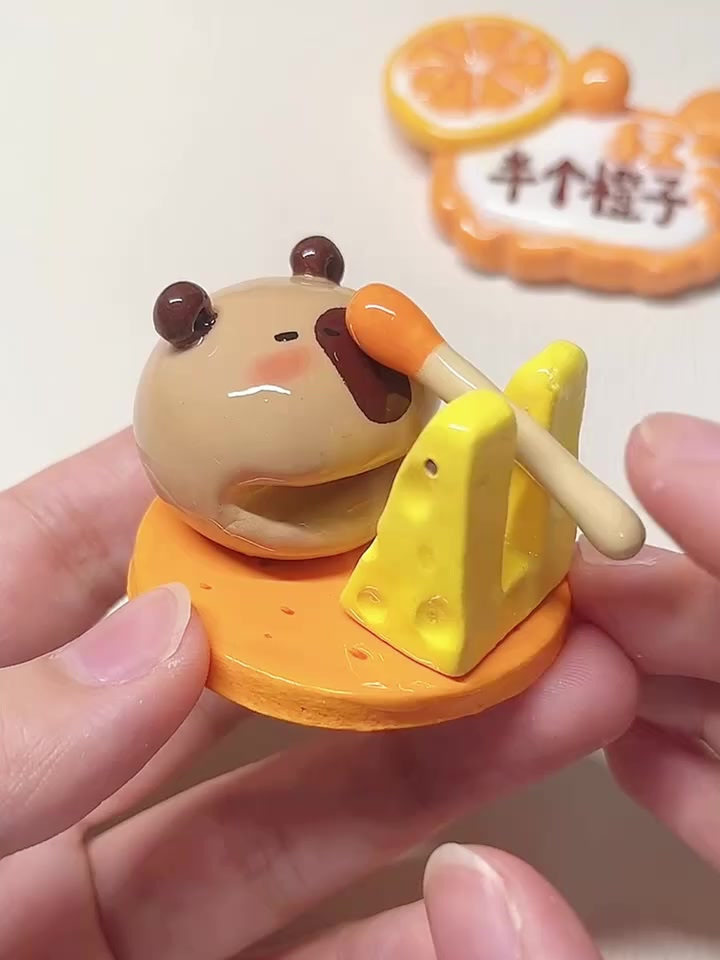 用石塑粘土做了一个卡皮巴拉木鱼,压力大了就敲敲卡皮巴拉吧～
