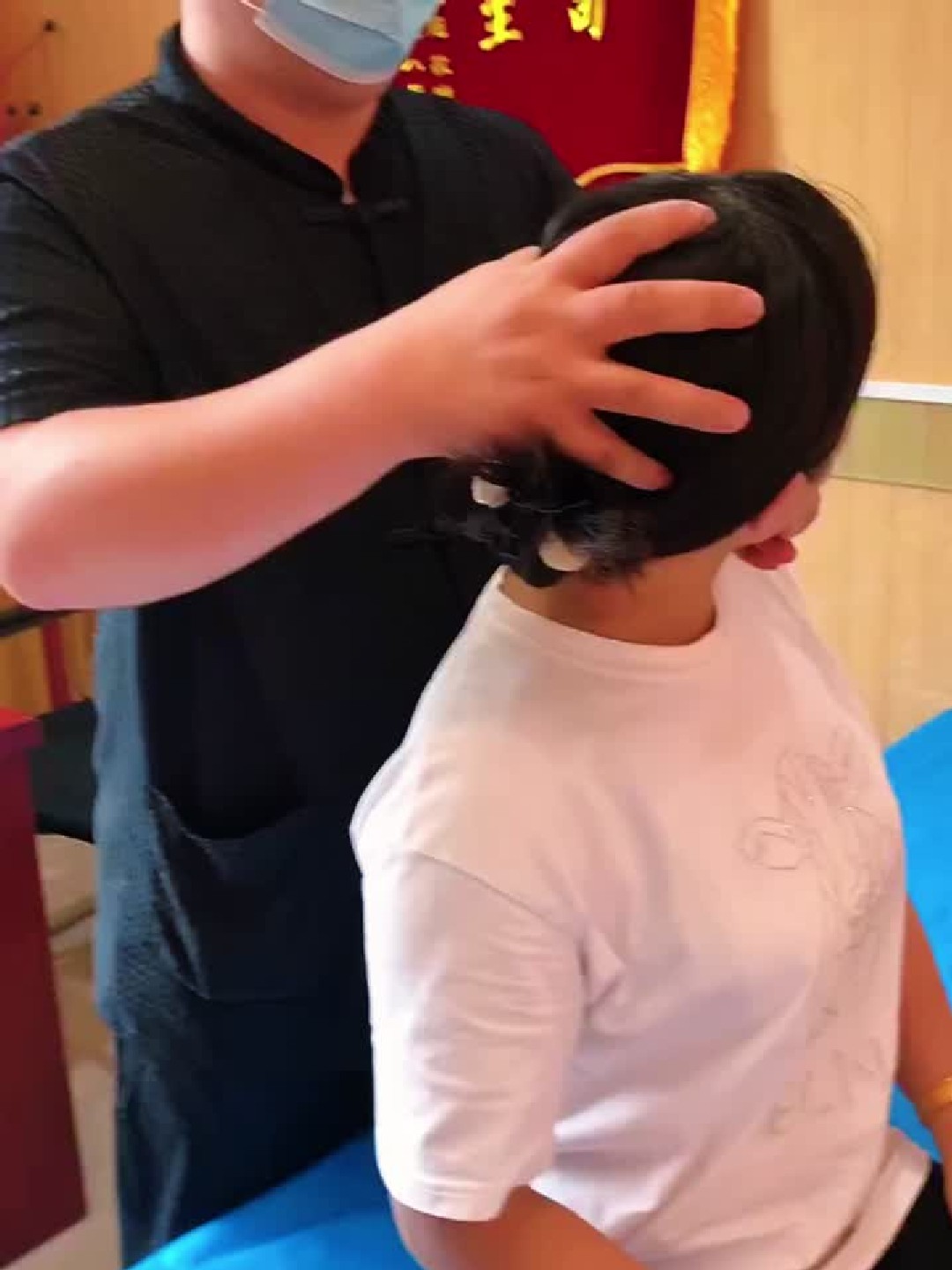 中医正骨帮你轻松放松肩颈僵硬肌肉