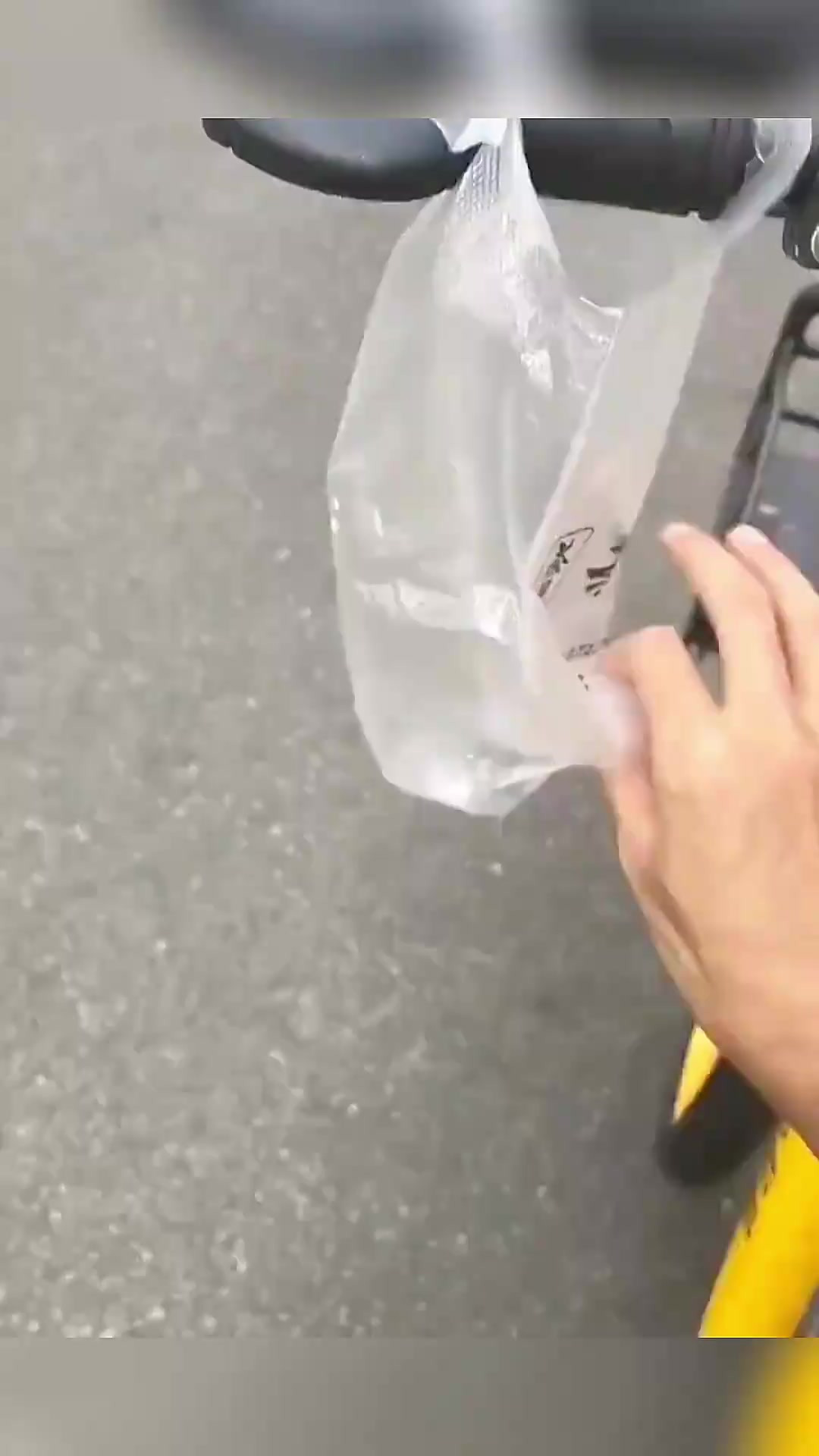 我刚买的奶茶，大哥你怎么撞过来的？直接压过去啊！