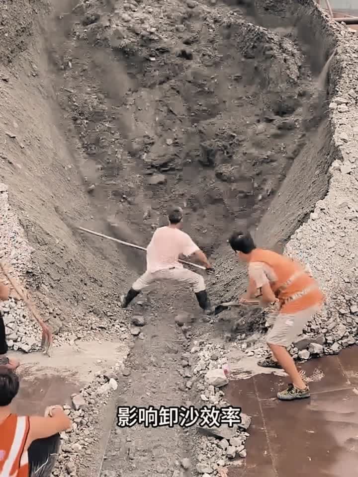 沙船卸鹅卵石的全过程,看着挺危险的