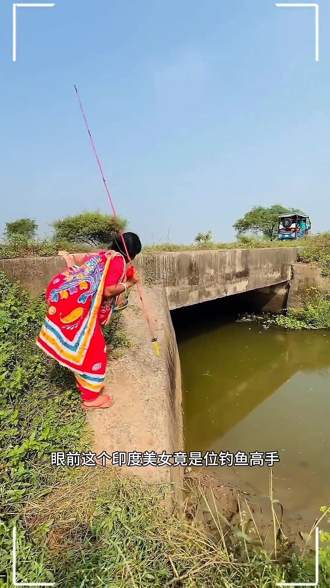 美女在路边钓鱼，钓起来的鱼让路人震惊！