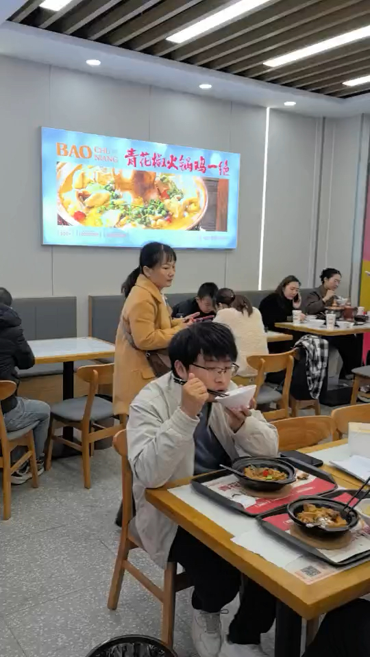 鲍厨娘火锅鸡黄焖鸡米饭,门店门店经营场景,生意不错