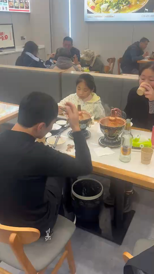 鲍厨娘火锅鸡黄焖鸡米饭,门店生意挺好,门店场景