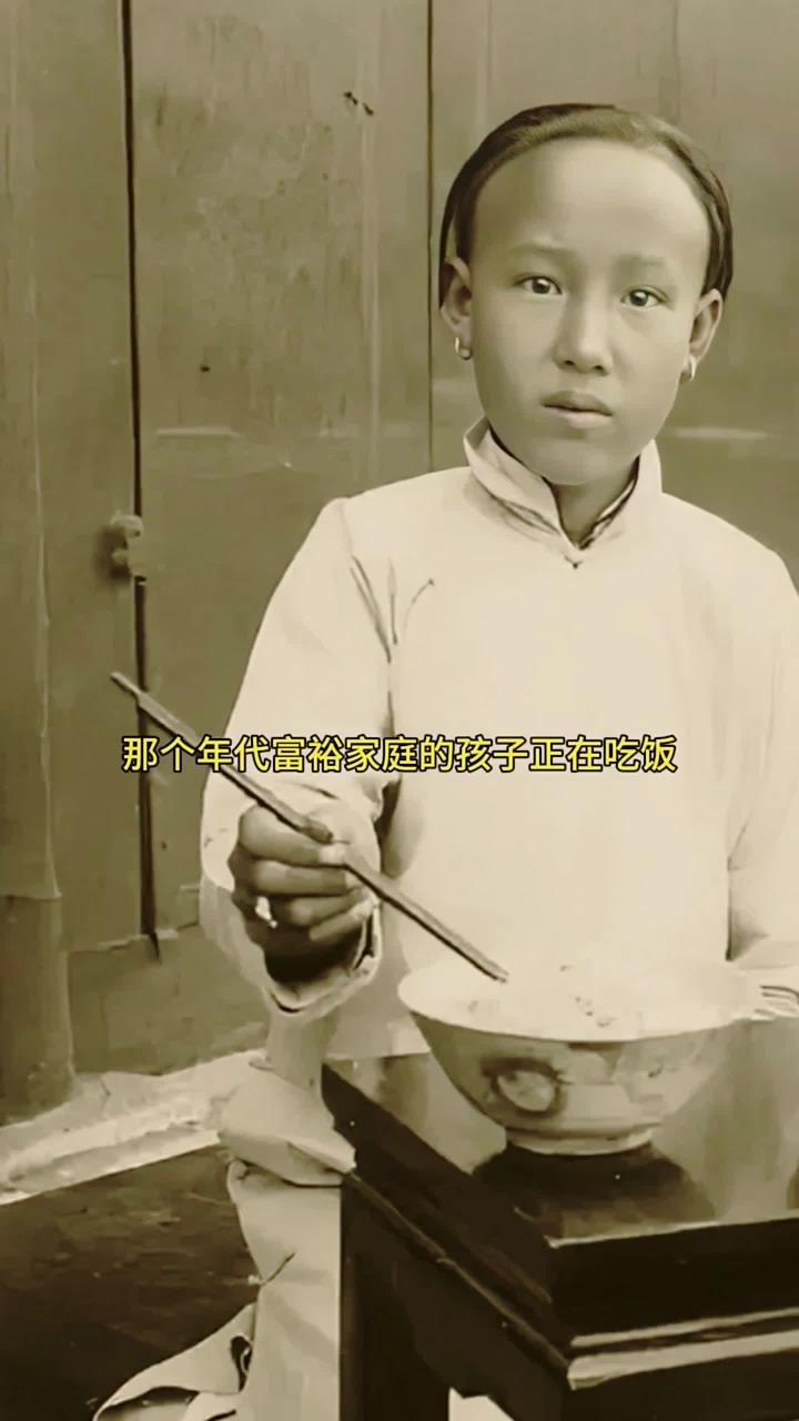 1907年北京,富家子用餐,仅一小碗菜配大碗饭