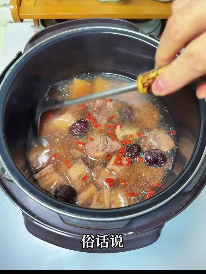 10分钟搞定莲藕排骨汤!健脾暖胃,一碗下肚超满足