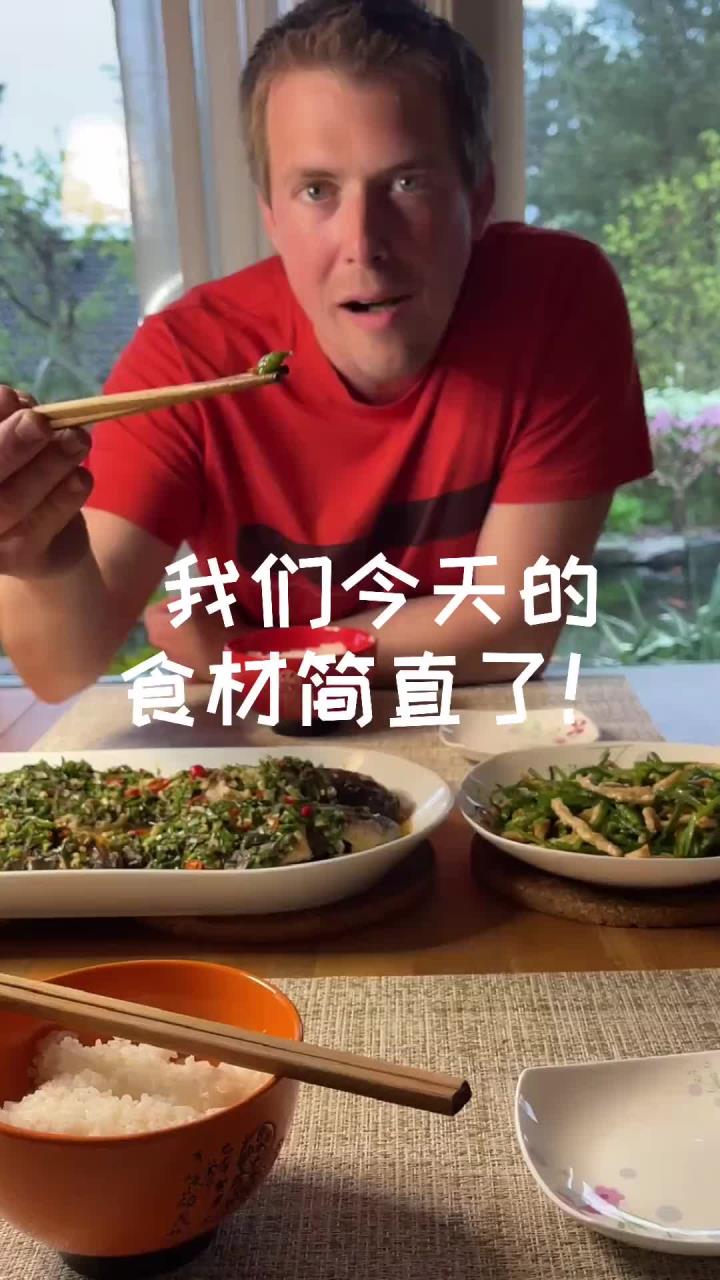 户外钓鱼做凉拌鲫鱼,熊葱的花跟韭菜苔一样好吃
