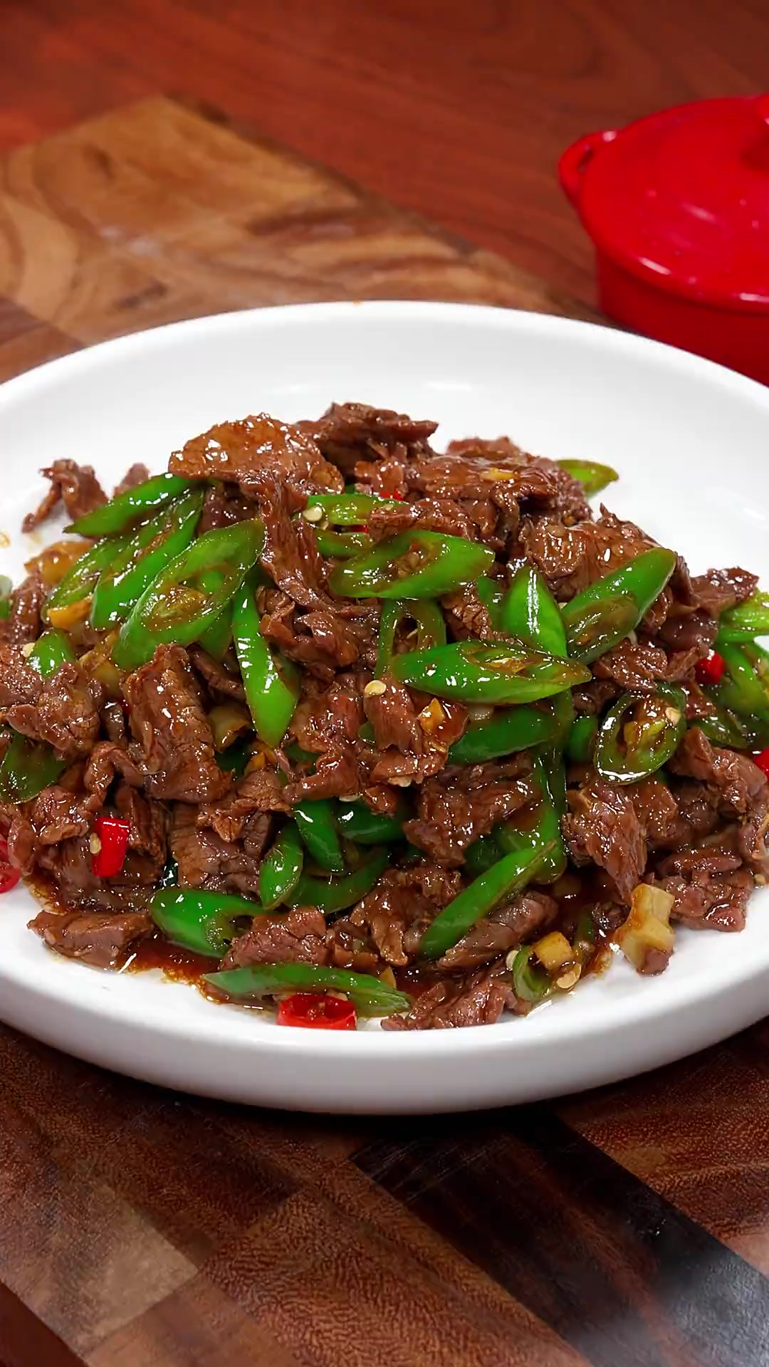 以后要是家里来客，你一定要试试这道青椒炒牛肉。牛肉口感鲜嫩