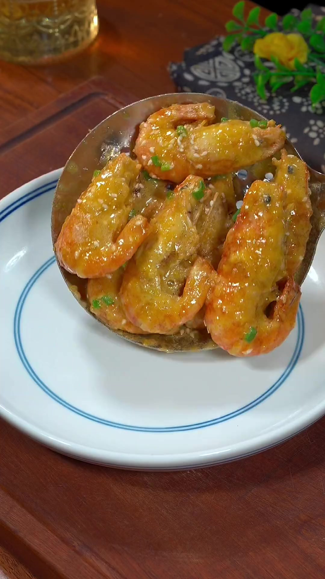 每次大头虾买回家,我都会给我家五个儿子做咸蛋黄焗螺式虾,鲜香