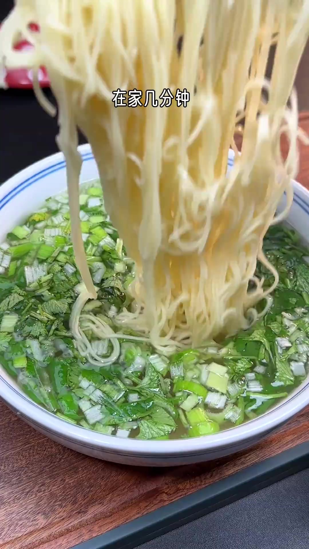 下班回家两分钟就可以搞定一碗地地道道的兰州牛肉拉面，味道跟买