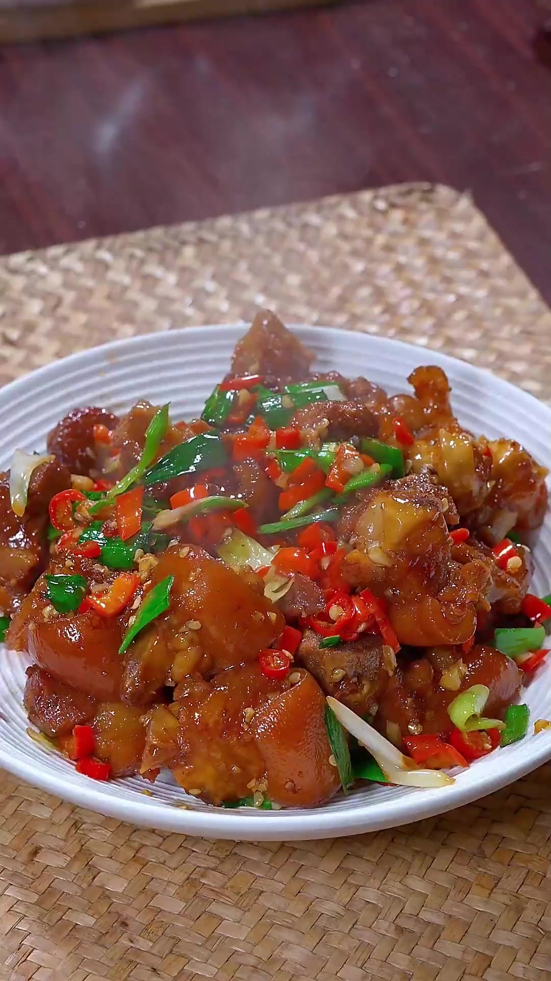 以后猪脚买回来不要只会红烧了，你就像我这样做个辣炒猪脚，香香