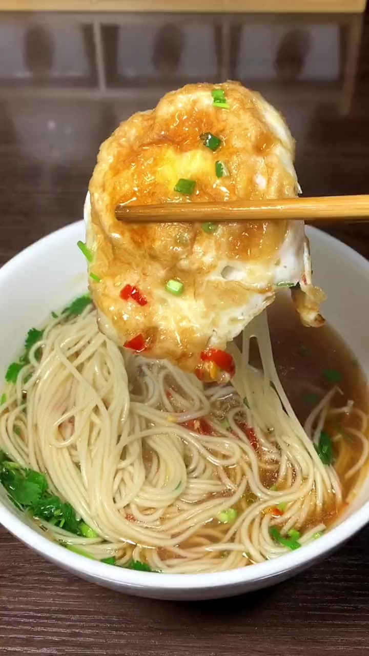 早餐不知道吃什么的，就做一道鸡蛋煮面吧，做饭简单，家里有高汤