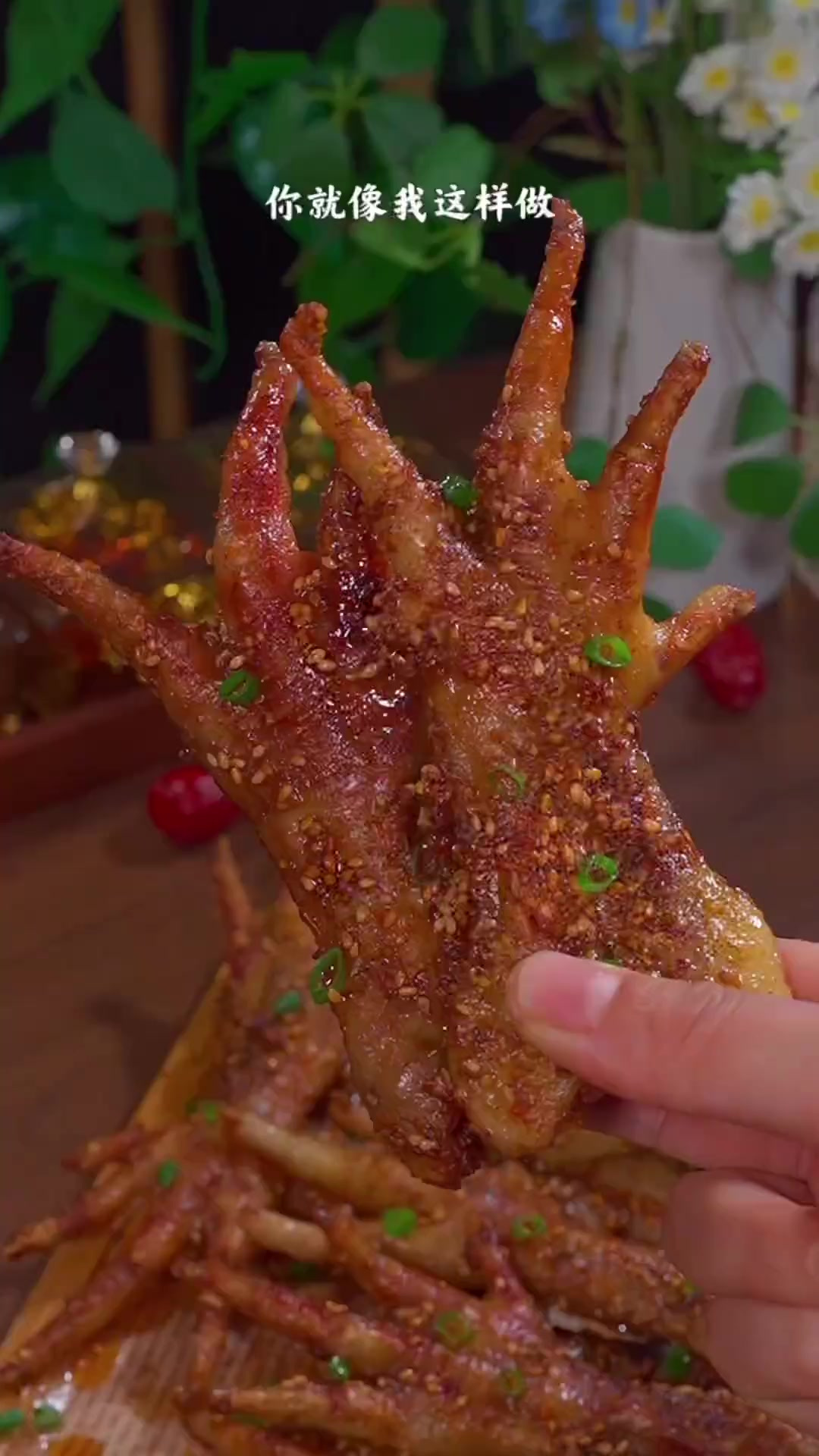 想吃烤鸡爪，教你在家做，香辣入味，比烧烤摊的还要好吃