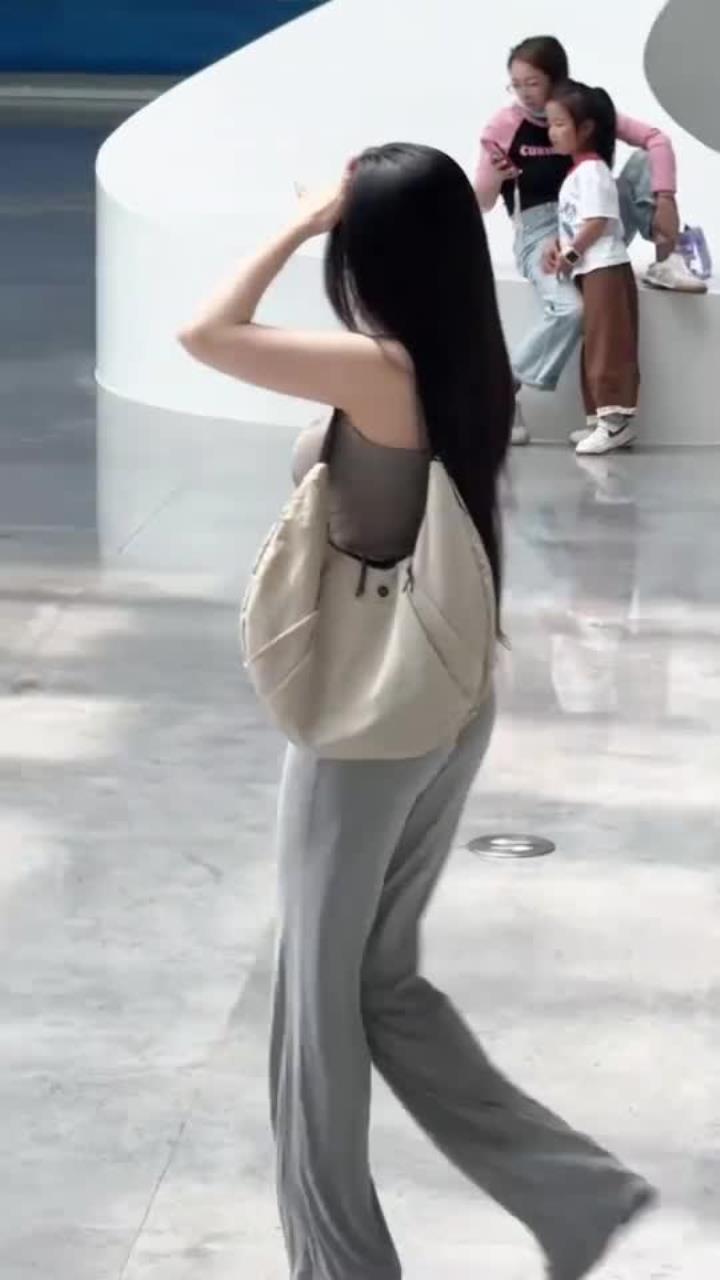 33岁的性感人妻,身材丰满圆润看点十足,当她老公一定很爽