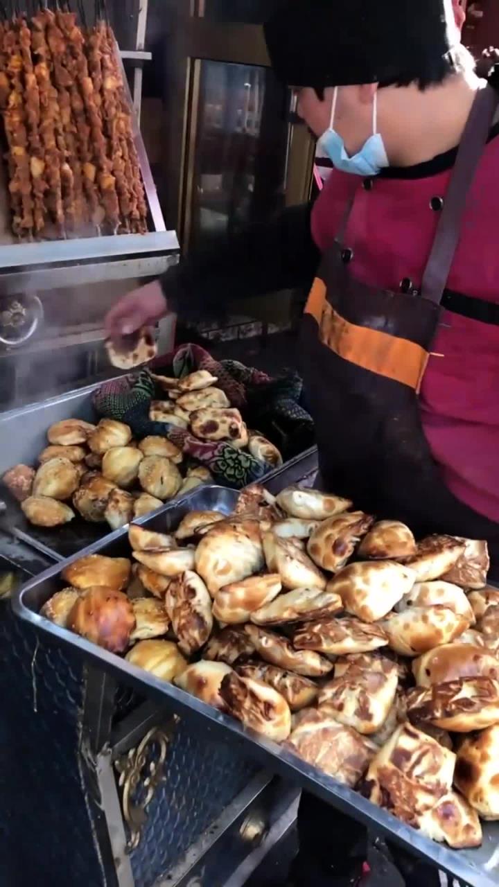 在新疆,烤包子是必须要吃的,两块钱一个,刚烤出来的外焦里嫩,推荐!