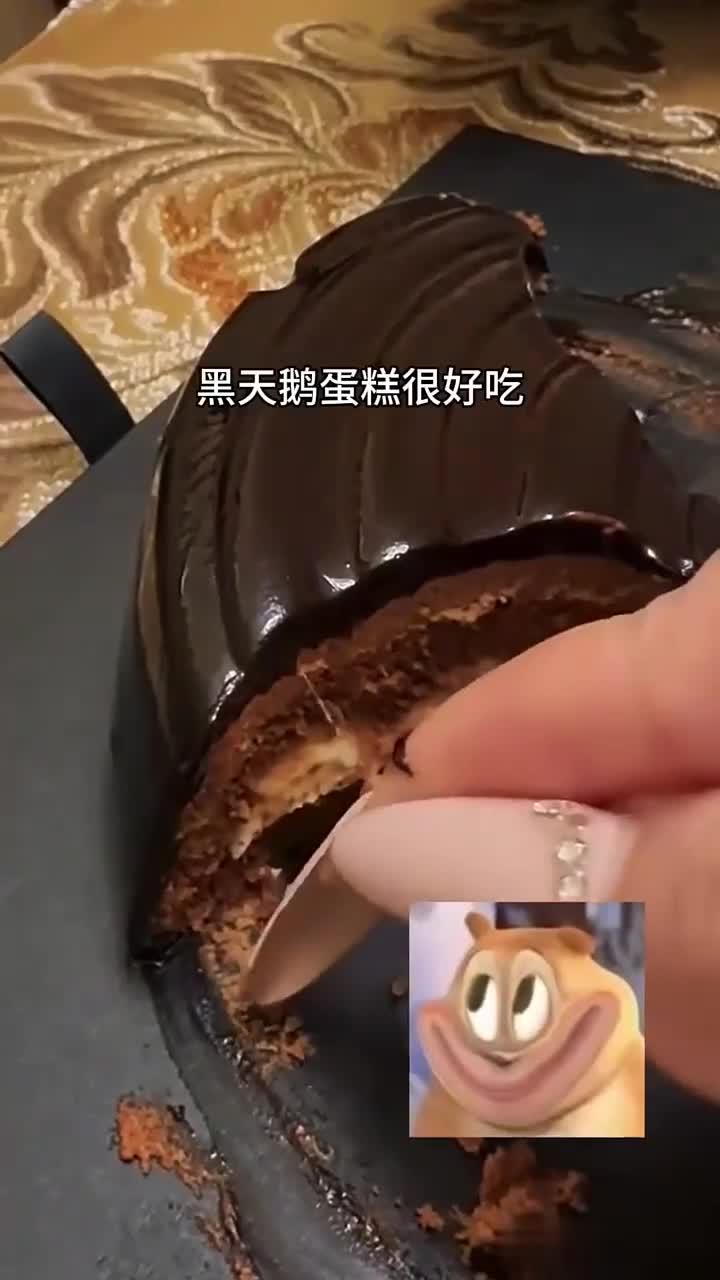 这蛋糕怎么啦?从里面拽出一根很长的细丝
