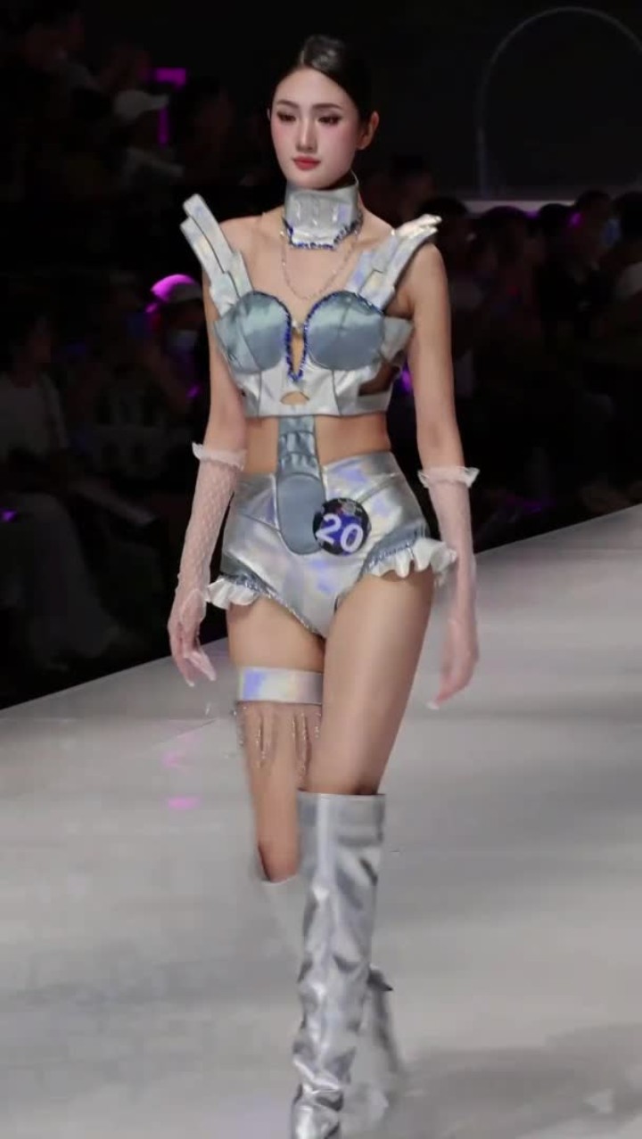 深圳时装展服装创意设计大赛20号作品《Iron Heart》