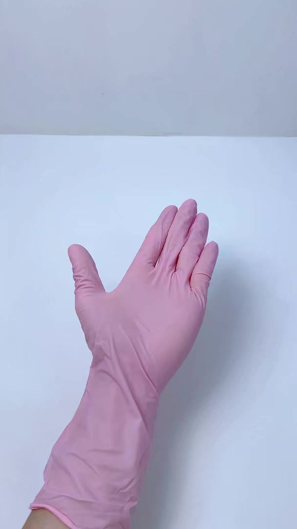 小美拿出粉色爱心