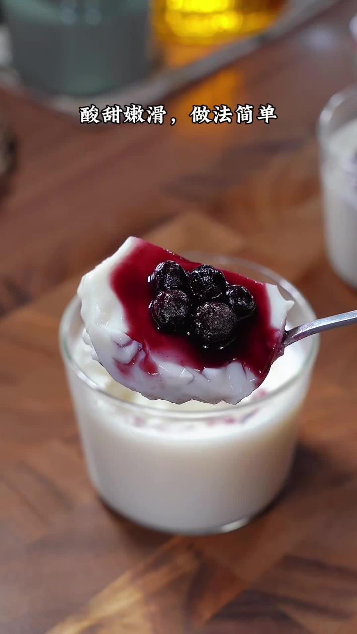 太热了，给孩子做这个蓝莓双皮奶吧，香甜嫩滑特别好吃