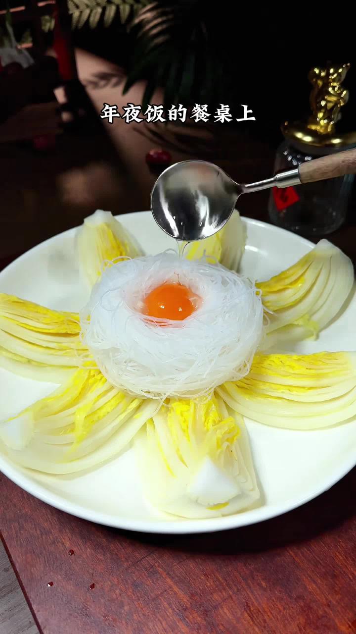 年夜饭的餐桌上一定要上一道蒜蓉粉丝娃娃菜,蒜香浓郁小