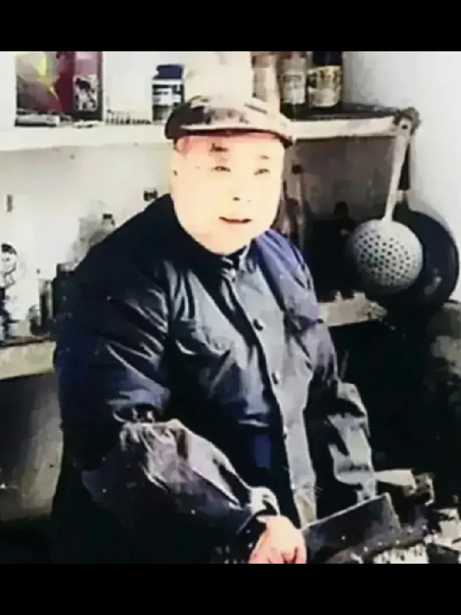 这是90年代,刚出狱的吴法宪在厨房做饭时的照片。他