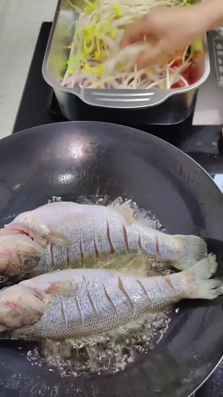 加大加厚的不锈钢烤鱼盘,适用于电磁炉与燃气灶