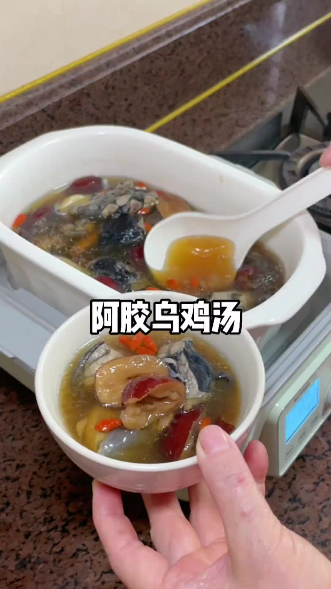 秋冬季节就该补一补，女生一定要学会这道阿胶乌鸡汤！