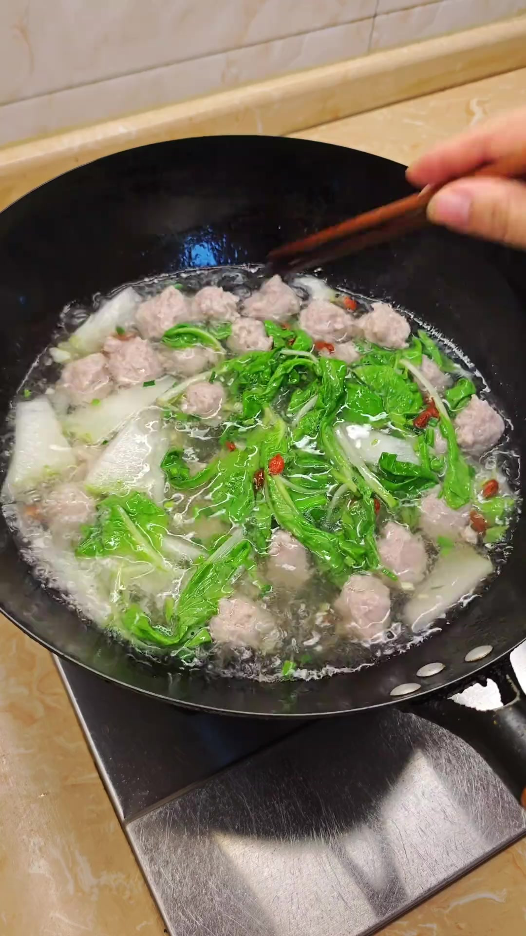 全家人都喜欢的肉丸汤，汤鲜味美，肉质Q弹，简单又营养！