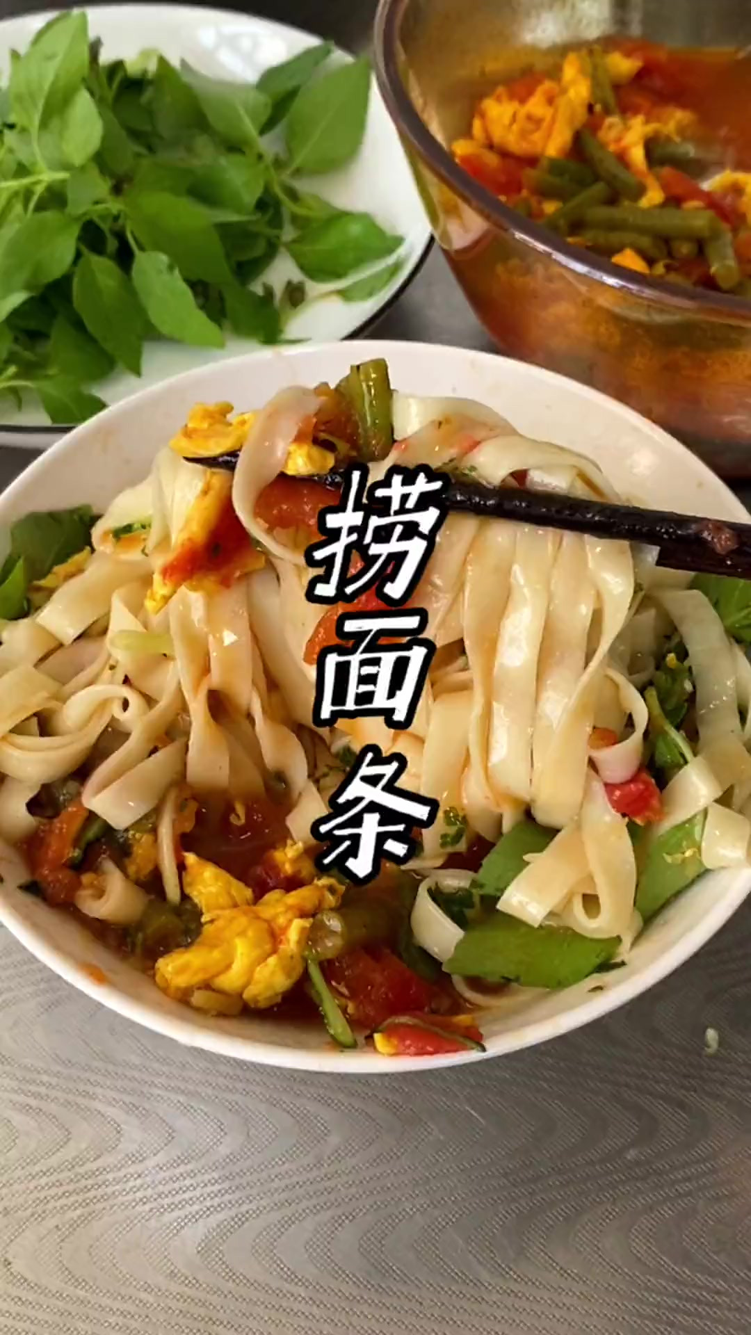 到了夏天，吃上一碗这样的蒜泥十香捞面条，别提多美了