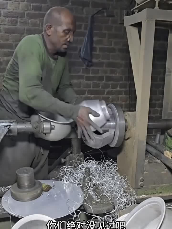 这样制作铁锅的过程，你们绝对没见过吧