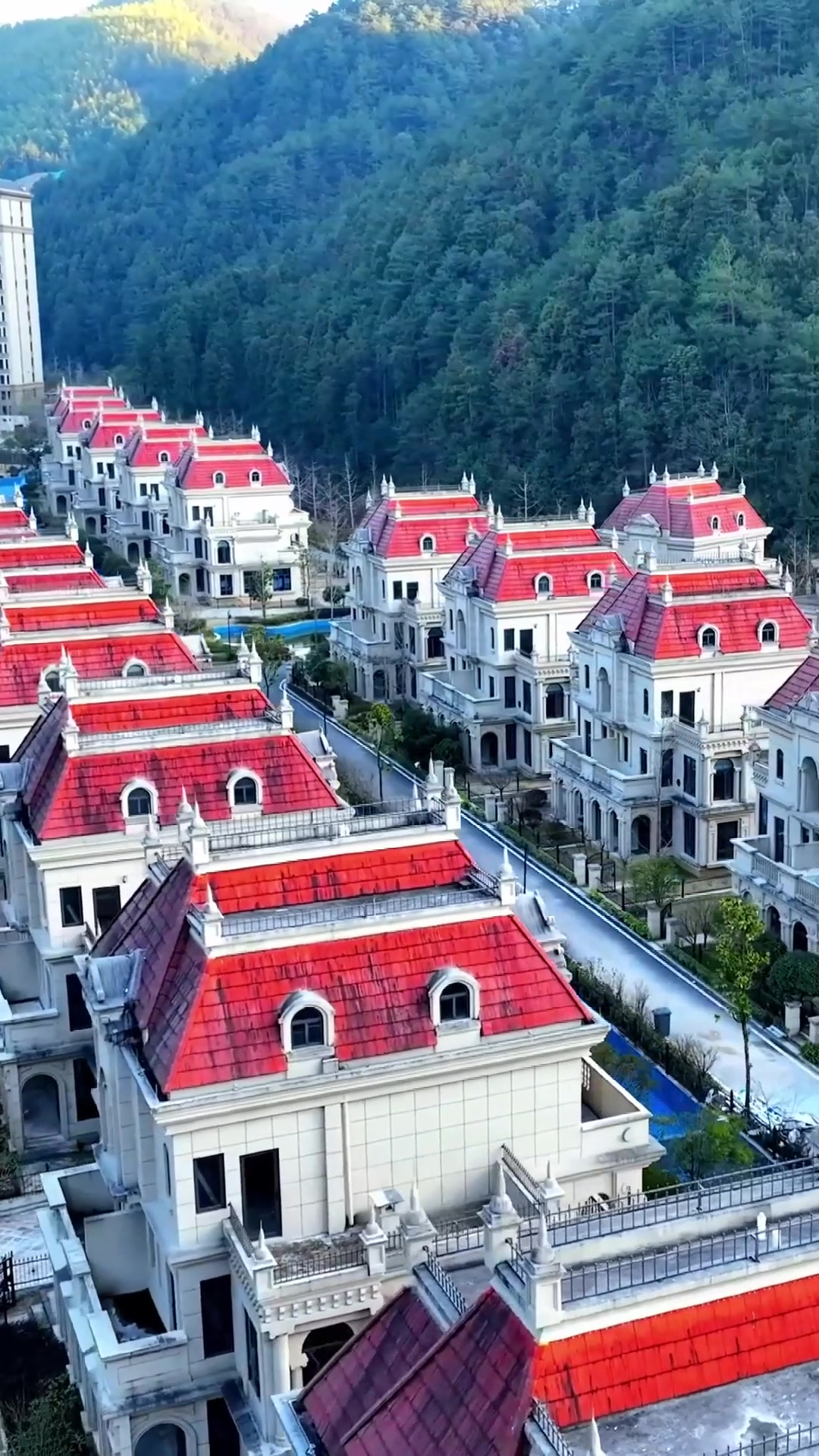 秋季旅行,文成天鹅堡度假酒店坐落于石垟森林公园,距离月姥山