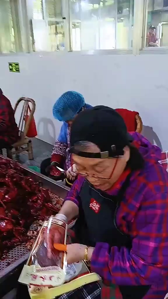 这种麻辣鸡腿都是人工进行包装?