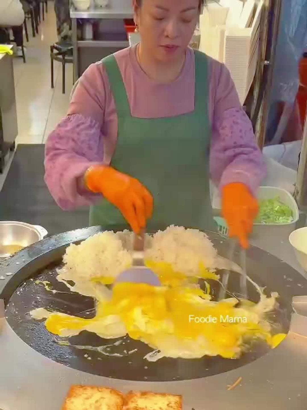 女子街头卖蛋炒饭生意火爆，现场实拍！