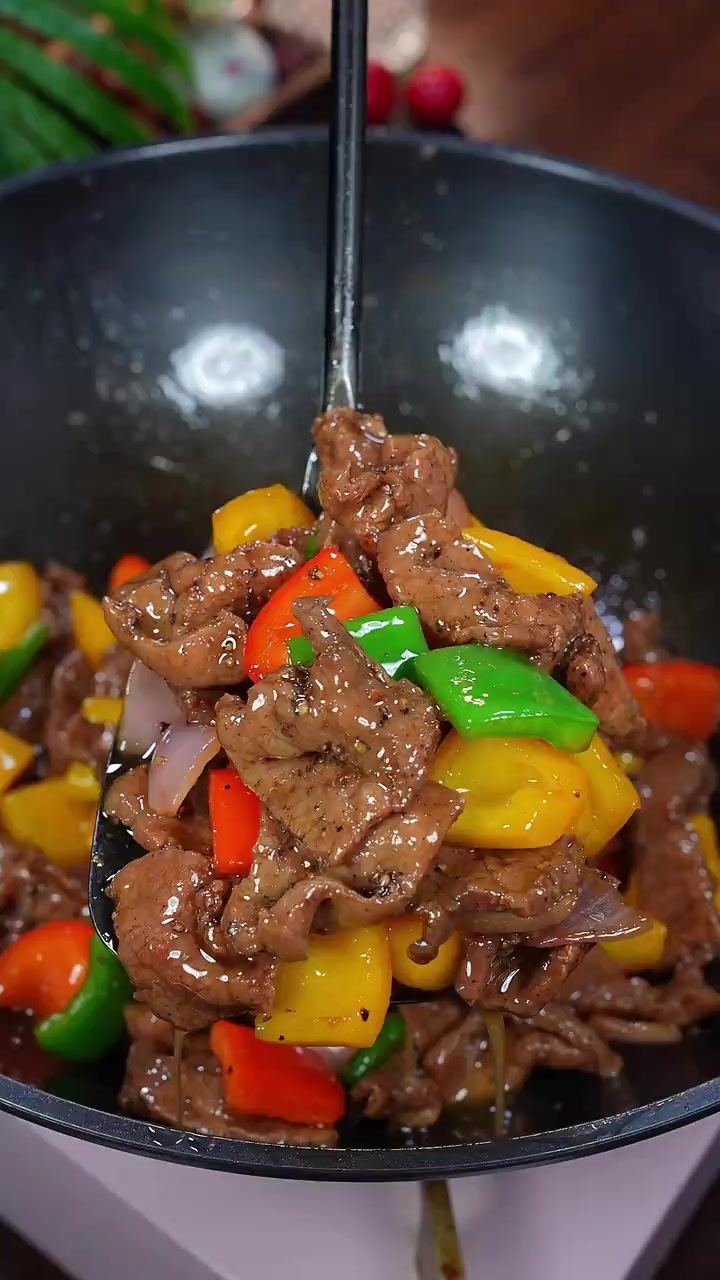 想吃黑椒牛肉片别总去西餐厅，我教你在家做，又香又嫩的比外面的