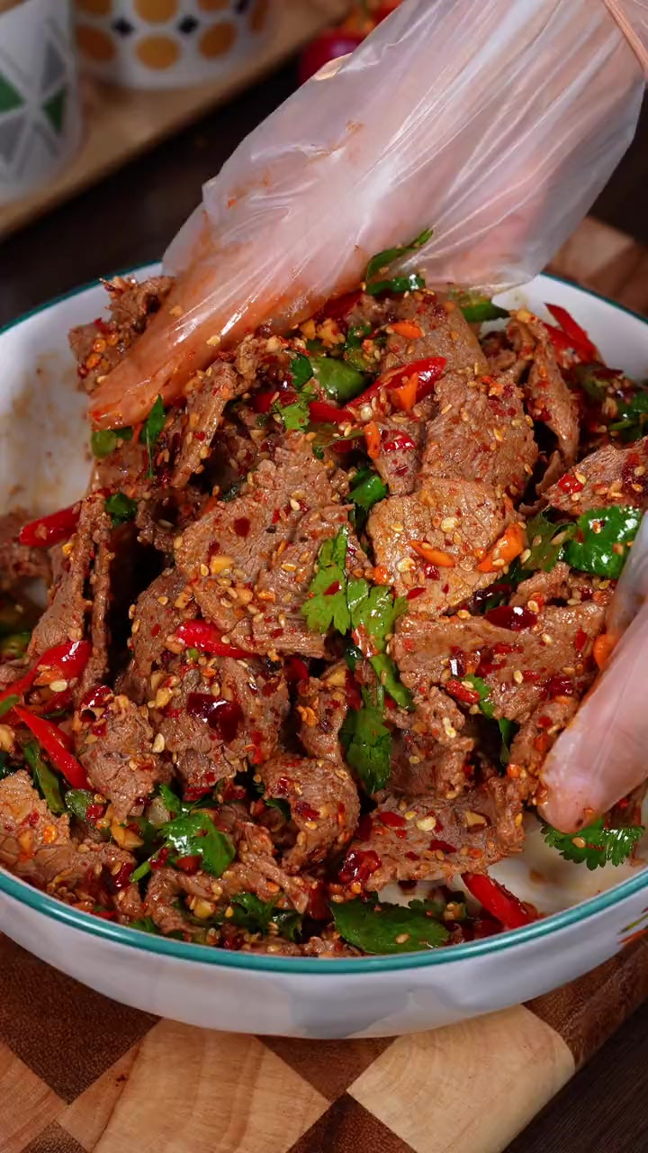 以后牛肉买回家不要清炖或红烧了，像我这样做个干拌麻辣牛肉，香