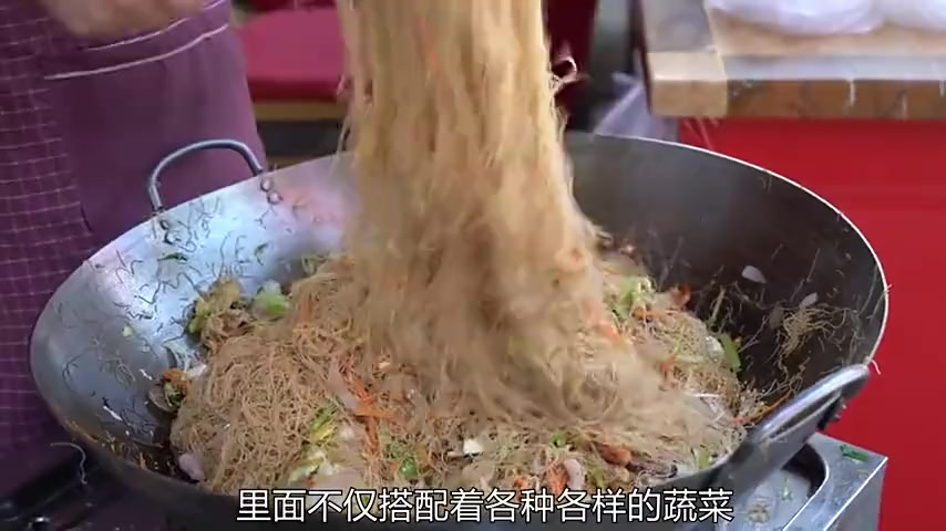 用料十足的炒米线,非常受欢迎