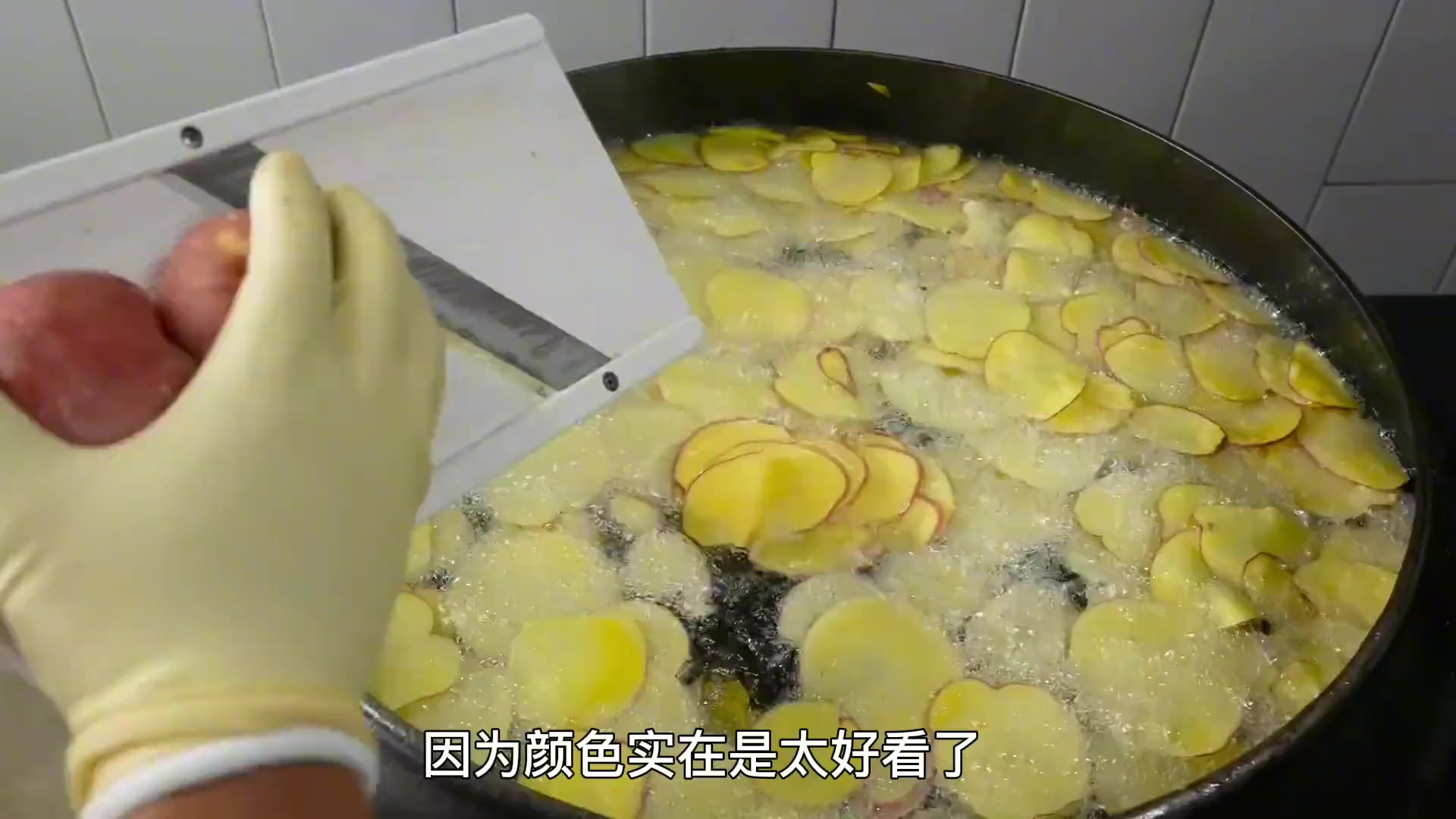 小伙卖彩色薯片,月入2万被质疑用色素,没想到土豆就是彩色的