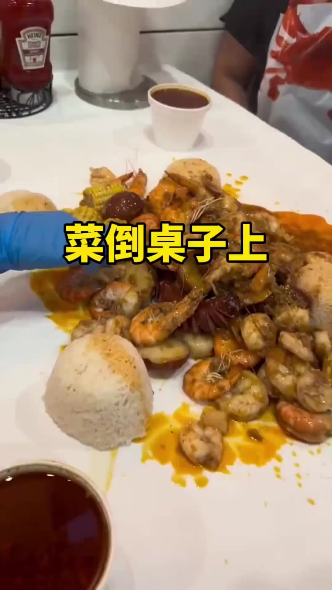 就不能拿个盘子装菜吗?