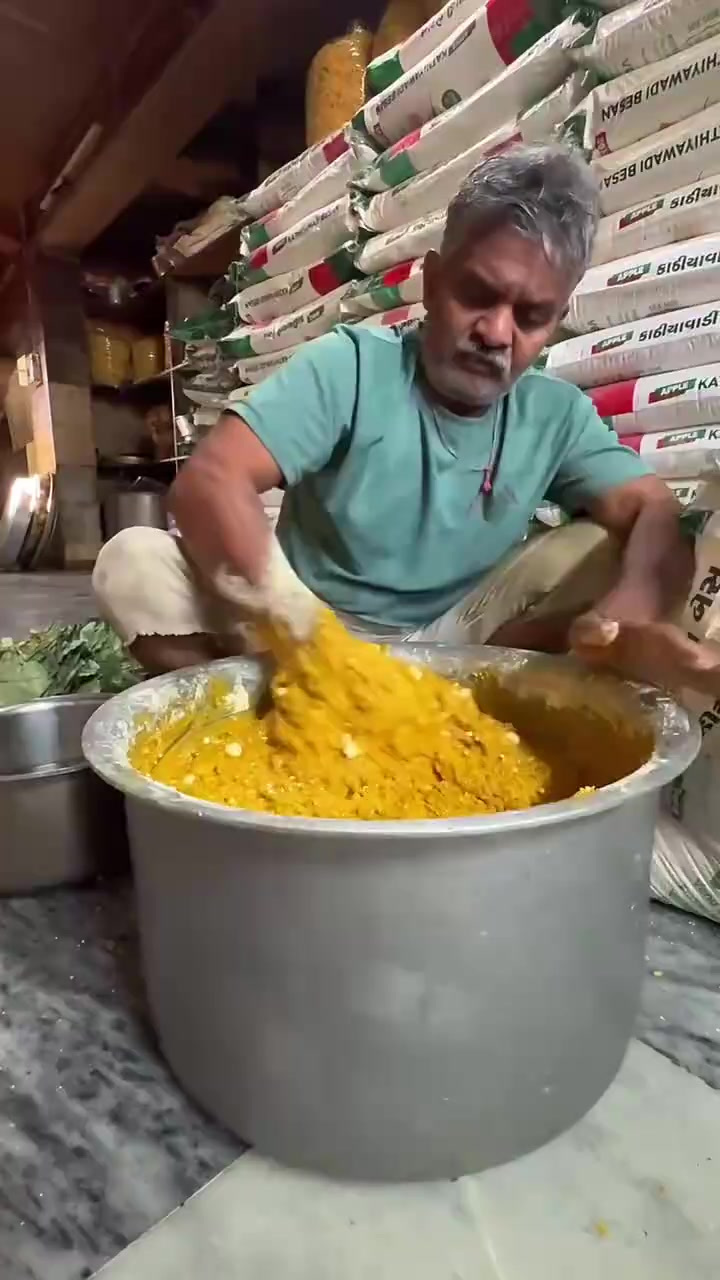 大爷卫生做脆饼，色香味美好吃不贵
