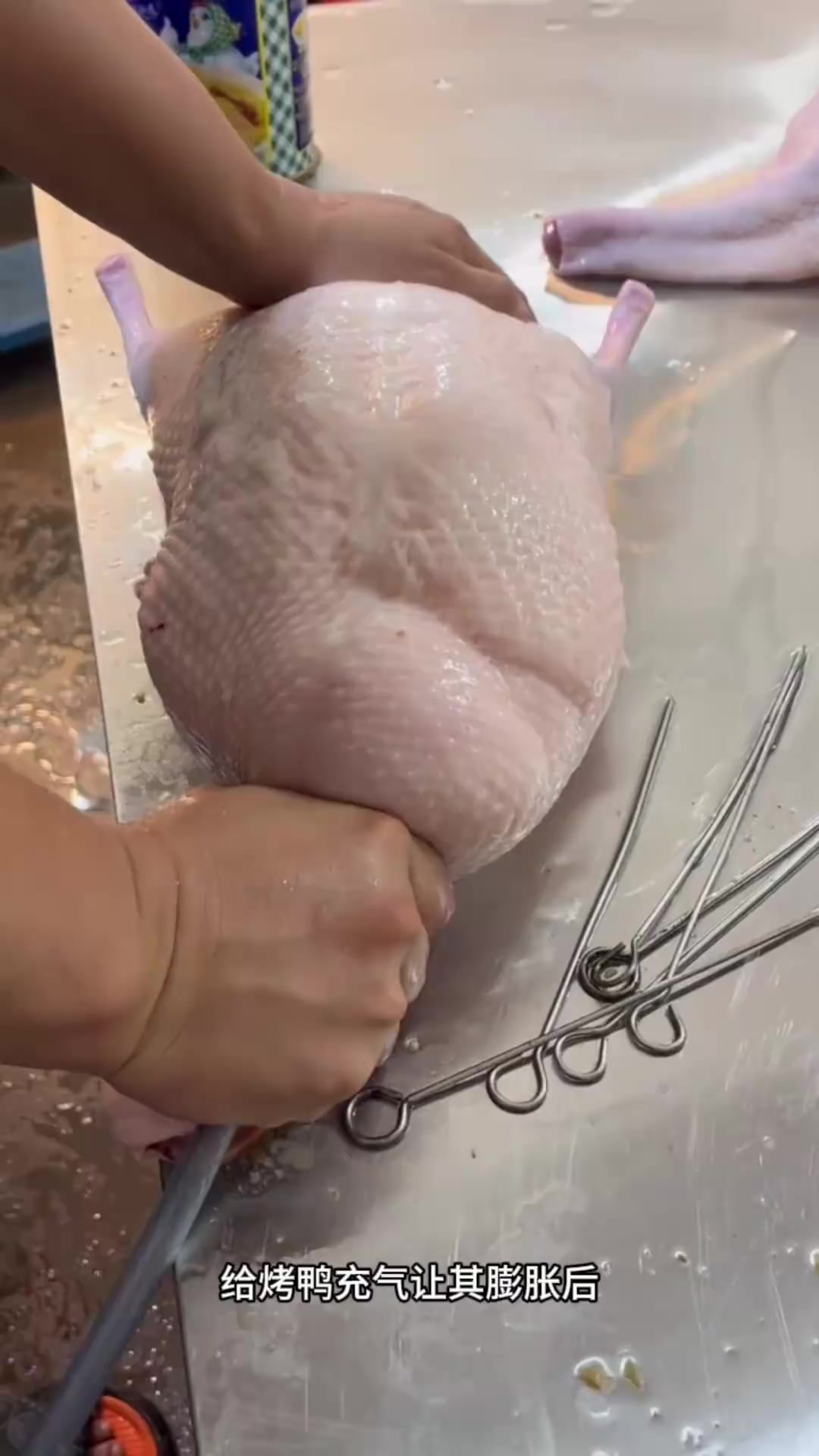 真是开眼界了!原来脆皮烤鸭是这样做的～
