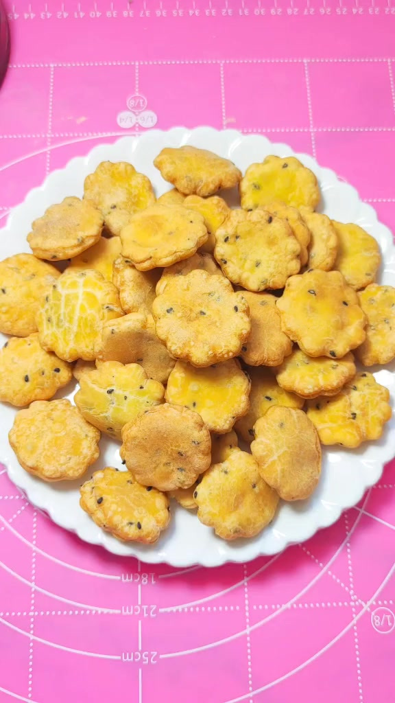 3个鸡蛋，1勺白糖，一勺黑芝麻，250克面粉
