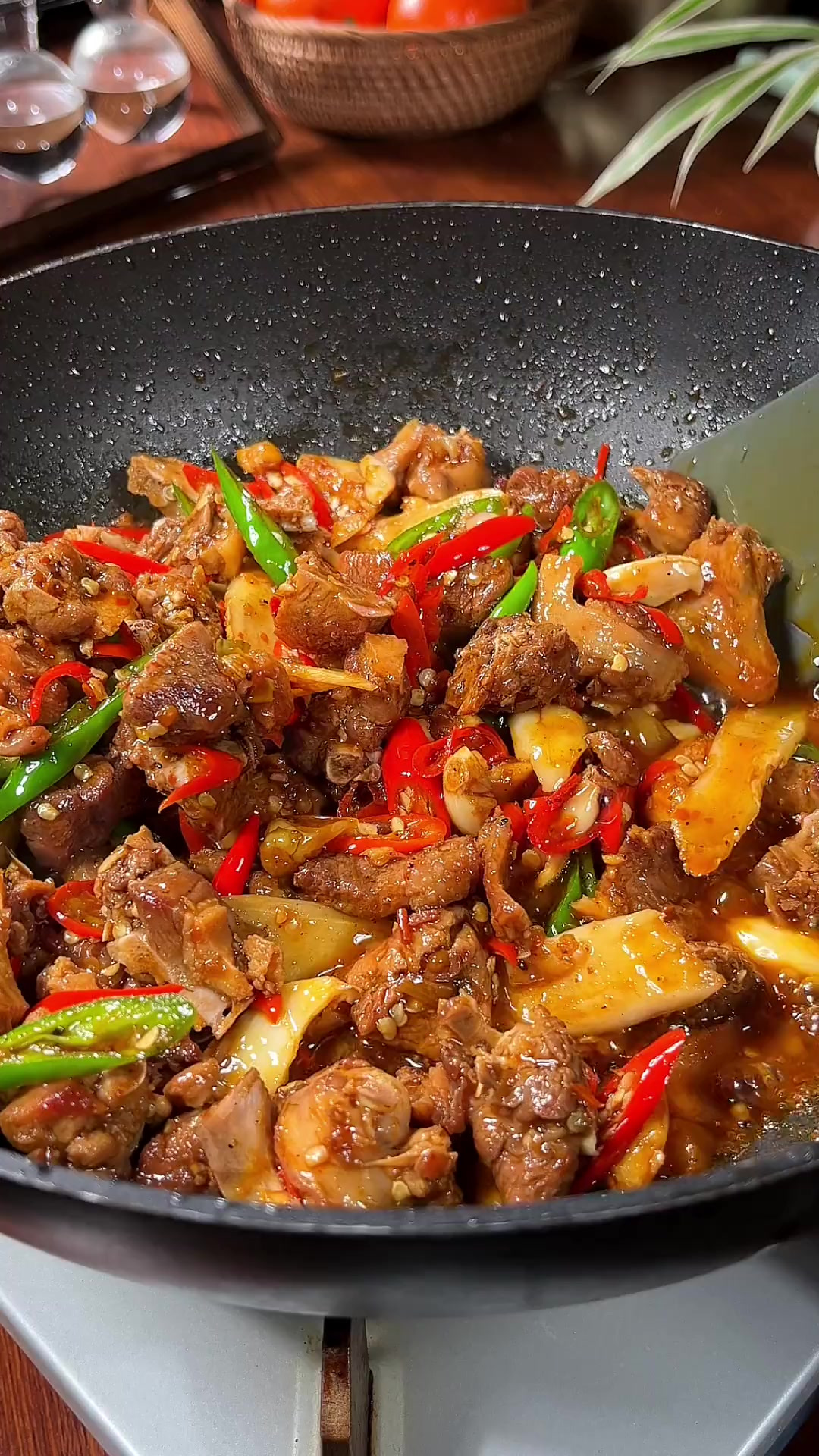 经典名菜仔姜炒鸭，是先炒仔姜还是先炒鸭