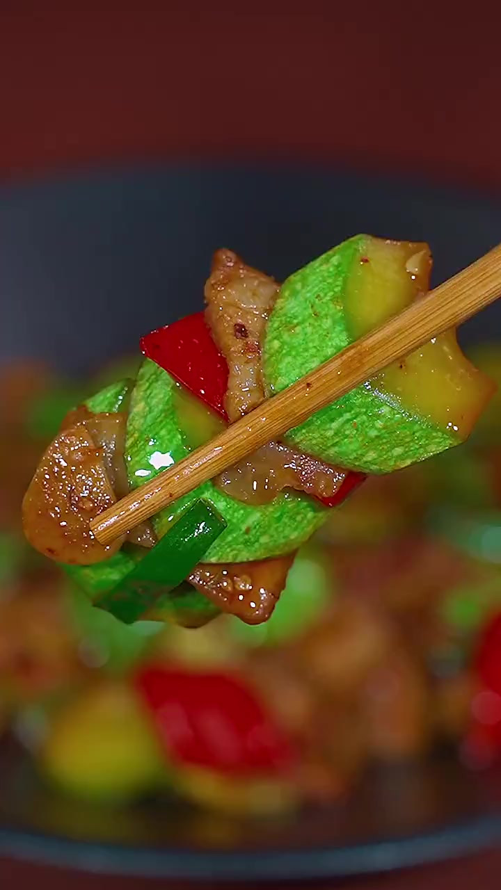没胃口的时候，就做笋瓜炒肉片，做法简单，香辣下饭，太好吃了