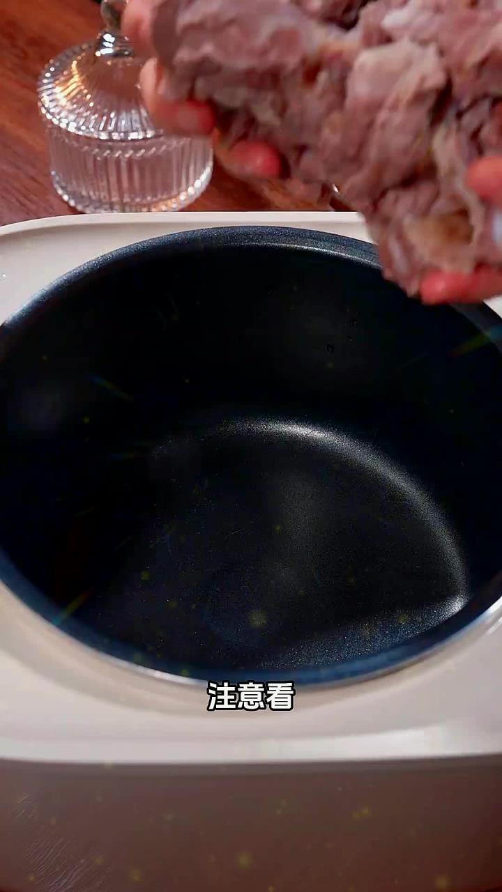 把牛肉和西红柿一起放进电饭煲里，出锅就是人人都爱吃的美食番茄炖牛腩 电饭煲美食 电