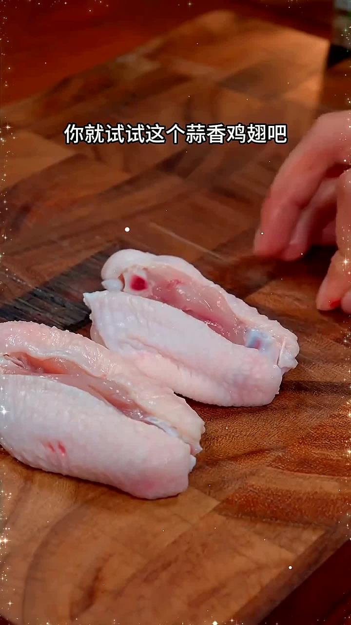 以后要是可乐鸡翅吃腻了,你就试试这个蒜香鸡翅吧。做法简单蒜香浓郁外焦里嫩!蒜香