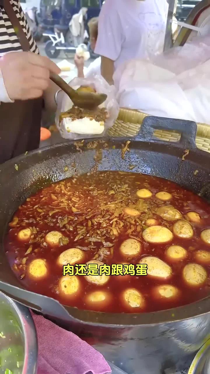 美食-西安街头3块一个的臊子肉夹馍两个就能吃的饱饱的