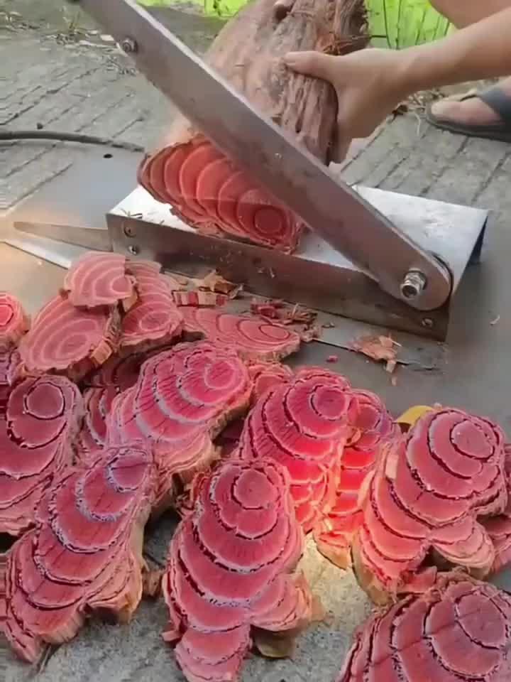 看封面我以为在切牛肉,网友:是鸡血藤吗?多少钱一斤-奇闻轶事