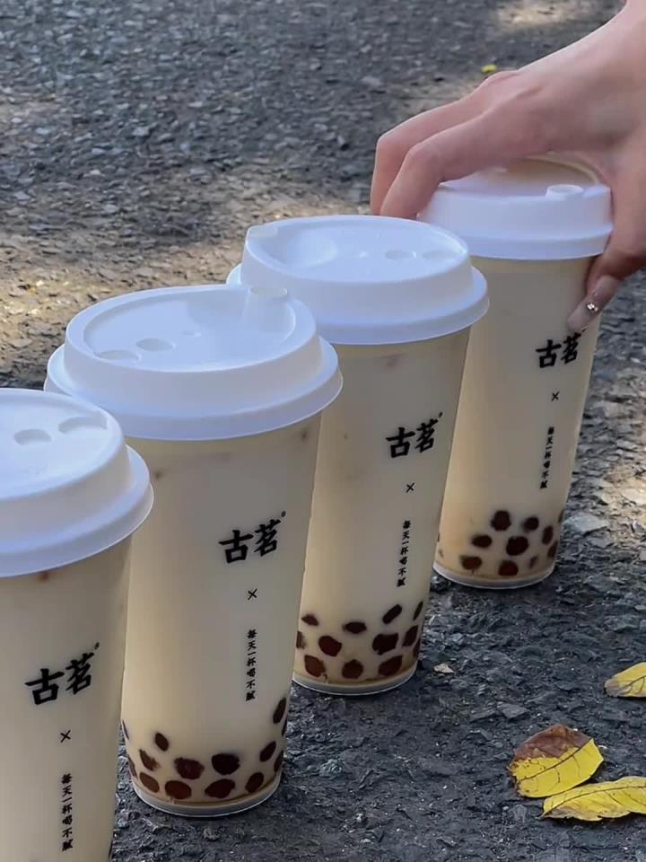 来台州吃美食 是谁还没收到好朋友买的古茗炒黑糖珍珠牛乳呢!巷子里的路边摊