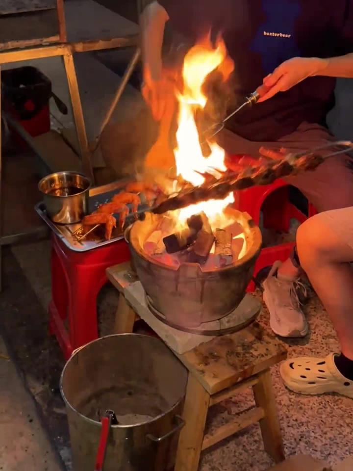 汕头美食 藏在汕头村里的原始炭火烤鸡翅,好有人间烟火气!