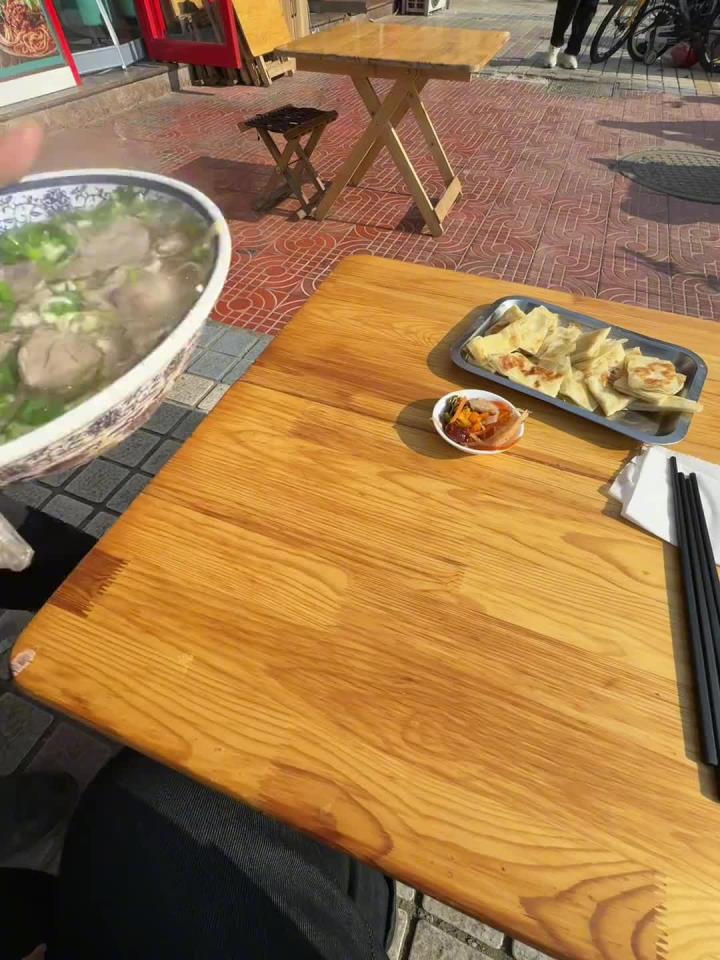 山东济宁美食 和平街小学门口的牛肉汤又是谁的白月光呢