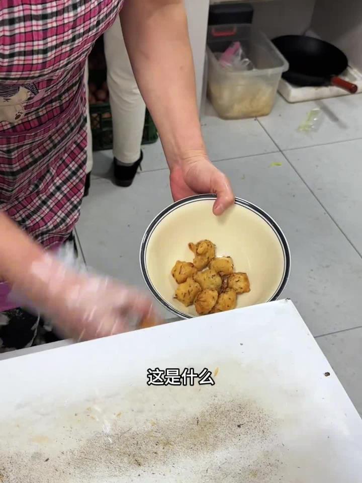 山东济宁美食 这小黄鱼丸子汤也是让我喝上了,酸酸溜溜好开胃,还吃到了比脸大的现做